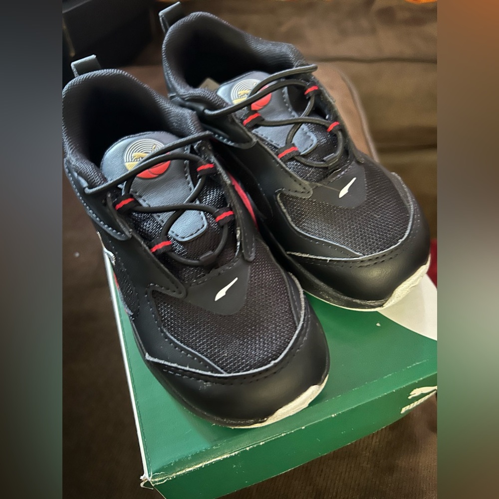 RS puma boy toddler size 9c red & black Like New